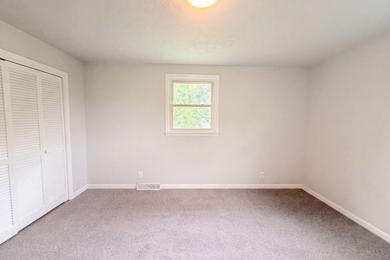 Photo 11 of 25 of 324 Woodale Dr, Clarksville, TN