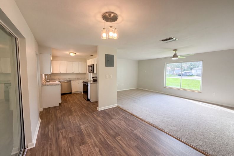 Photo 7 of 24 of 411 W Seminole Ave, Eustis, FL