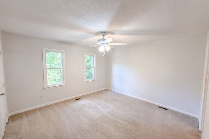 Photo 4 of 16 of 6420 English Oaks Dr, Raleigh, NC