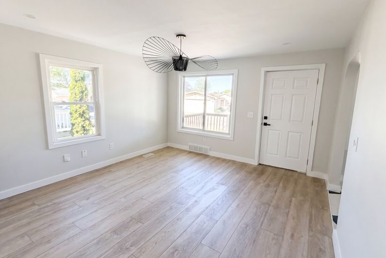 Photo 3 of 28 of 492 Algene St, Lake Orion, MI
