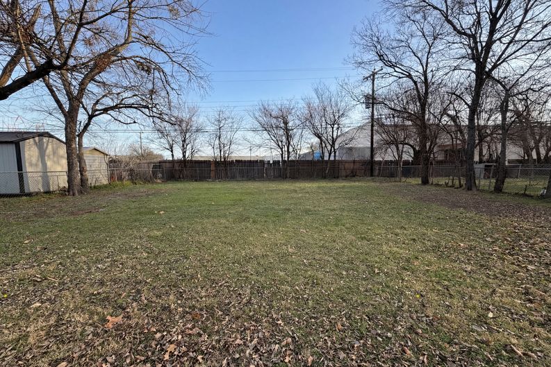 Photo 14 of 16 of 208 NW Summercrest Blvd, Burleson, TX