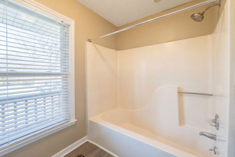 Photo 12 of 23 of 1157 Woodbridge Dr, Clarksville, TN