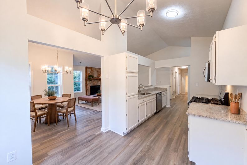 Photo 9 of 22 of 5857 Mistyview Dr, Rex, GA