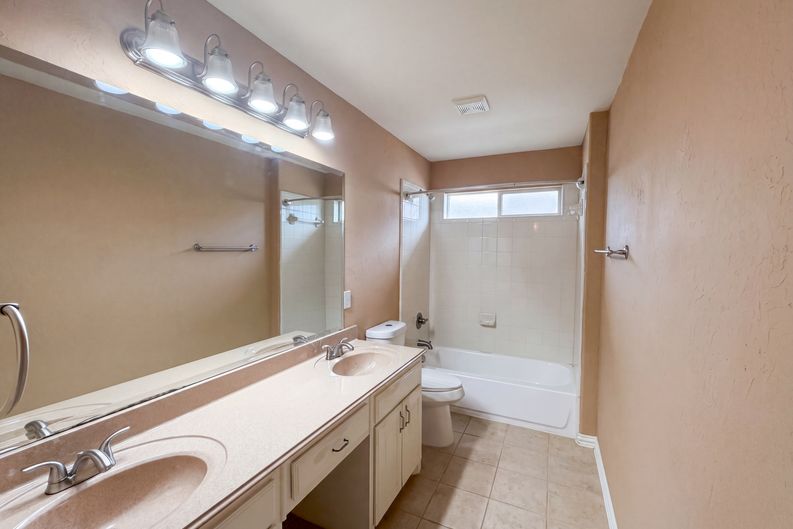 Photo 25 of 32 of 10330 Sandbar Dr, Irving, TX