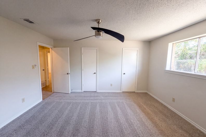 Photo 11 of 18 of 4824 Berridge Ln, Dallas, TX