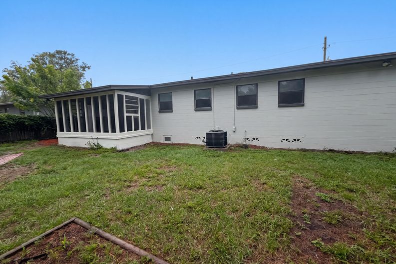 Photo 5 of 18 of 7520 Altus Dr S, Jacksonville, FL