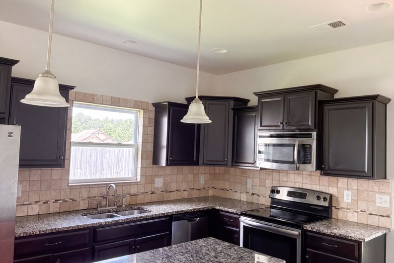 Photo 6 of 25 of 7734 Timber Leaf Ln, Bessemer, AL