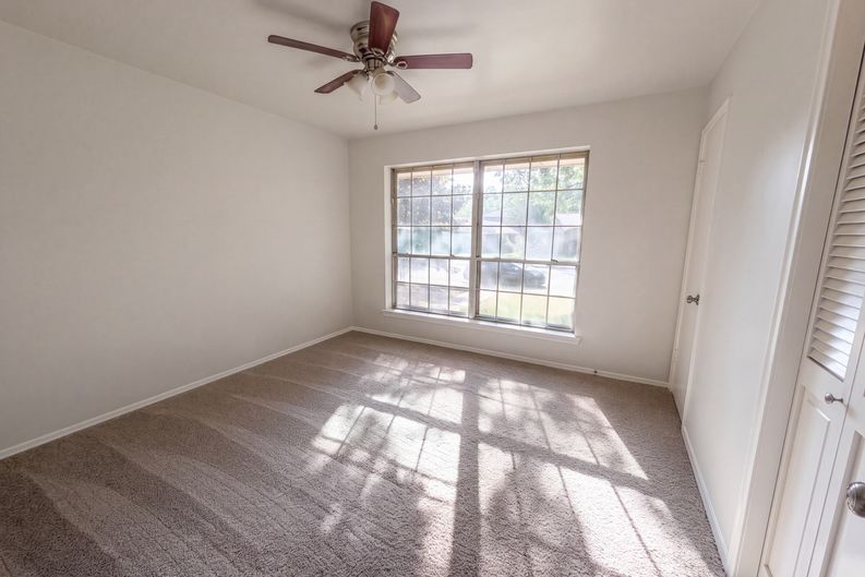 Photo 14 of 24 of 821 Glen Oaks Blvd, Dallas, TX