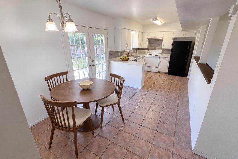 Photo 12 of 27 of 736 W Borden St, Sinton, TX