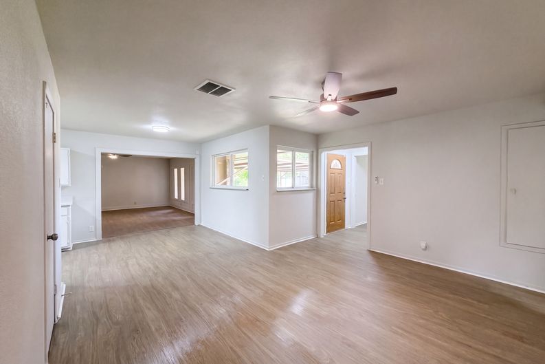 Photo 3 of 33 of 7706 Marinette Dr, Houston, TX