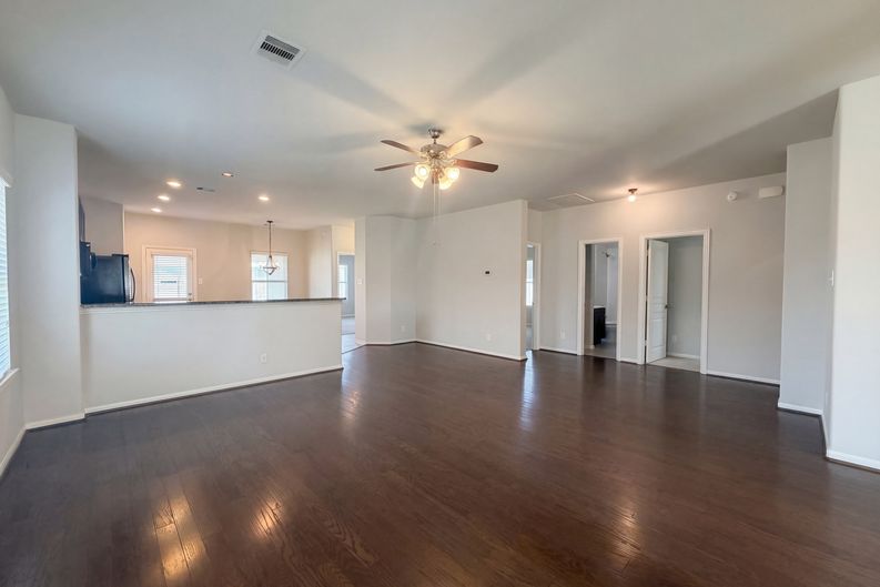Photo 3 of 23 of 1038 Cash St, Alvin, TX