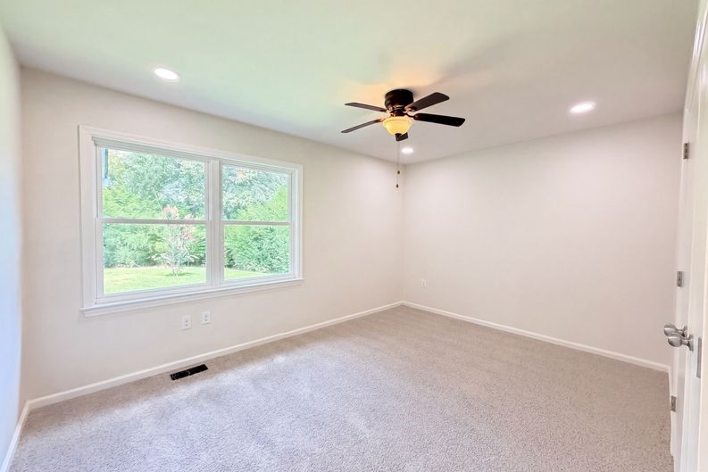 Photo 11 of 16 of 8332 Clear Meadow Ln, Charlotte, NC