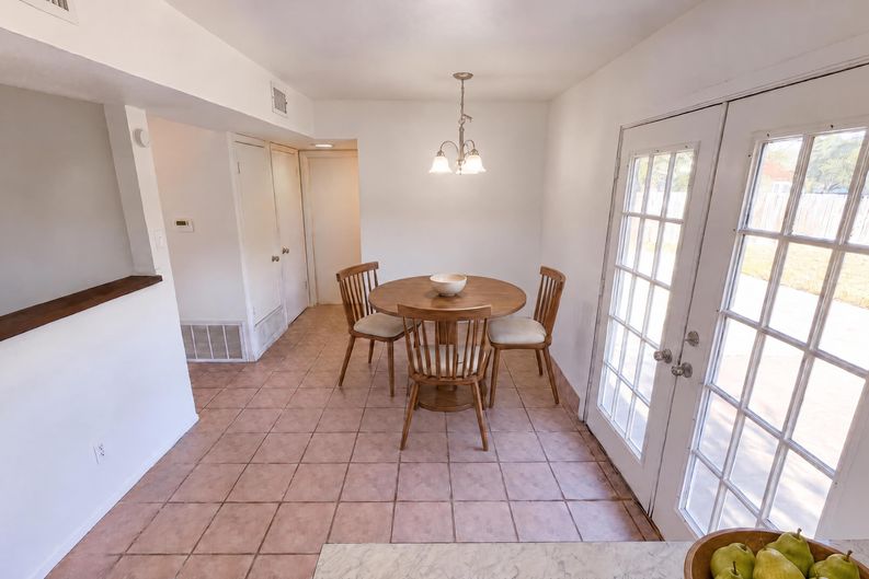 Photo 13 of 27 of 736 W Borden St, Sinton, TX