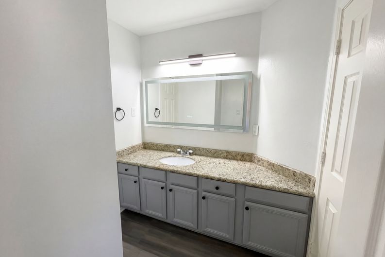 Photo 9 of 50 of 2406 Manchester Dr, Carrollton, TX