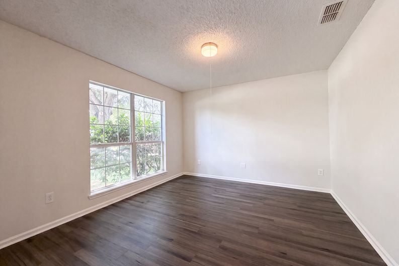 Photo 7 of 23 of 8436 Staplehurst Dr W, Jacksonville, FL