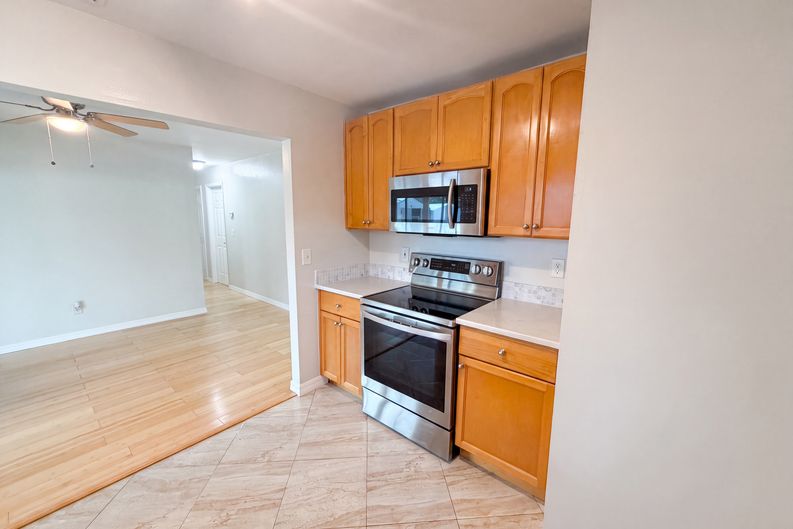 Photo 7 of 27 of 8283 86th Ave, Seminole, FL