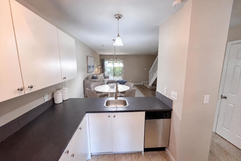 Photo 8 of 19 of 4037 Briarhill Dr, Charlotte, NC