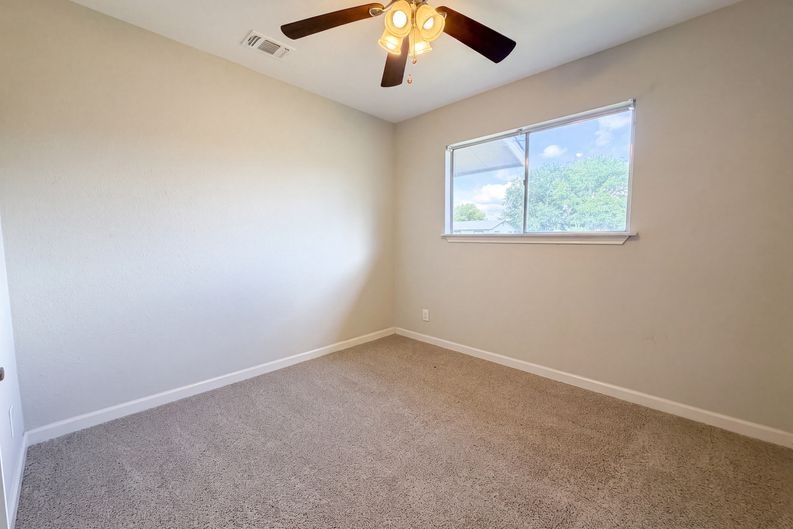 Photo 4 of 16 of 102 Dartmoor Dr, Schertz, TX