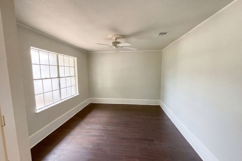 Photo 13 of 19 of 1154 S Ellison Dr, San Antonio, TX