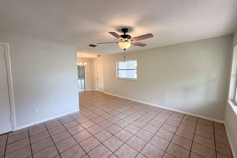 Photo 11 of 23 of 1735 Jefferson Dr, Mount Dora, FL