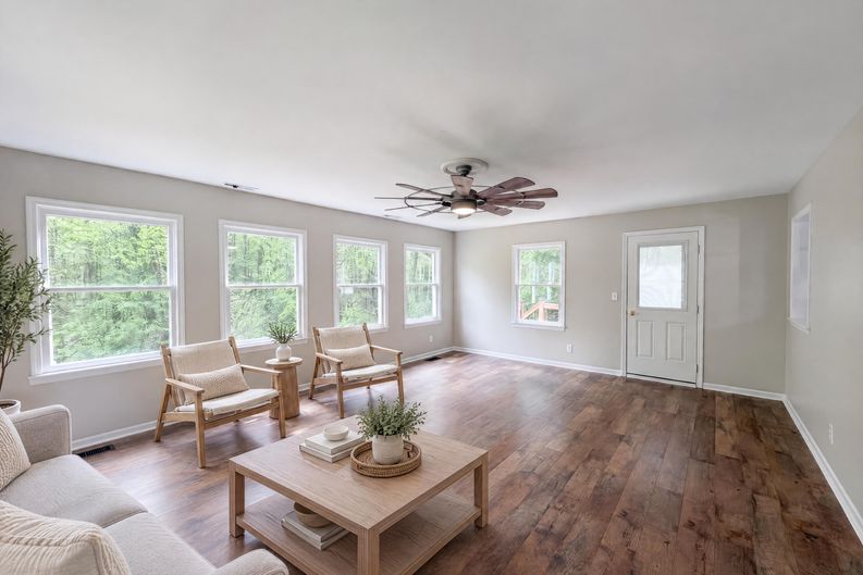 Photo 8 of 22 of 706 Crescent Dr, Cherryville, NC