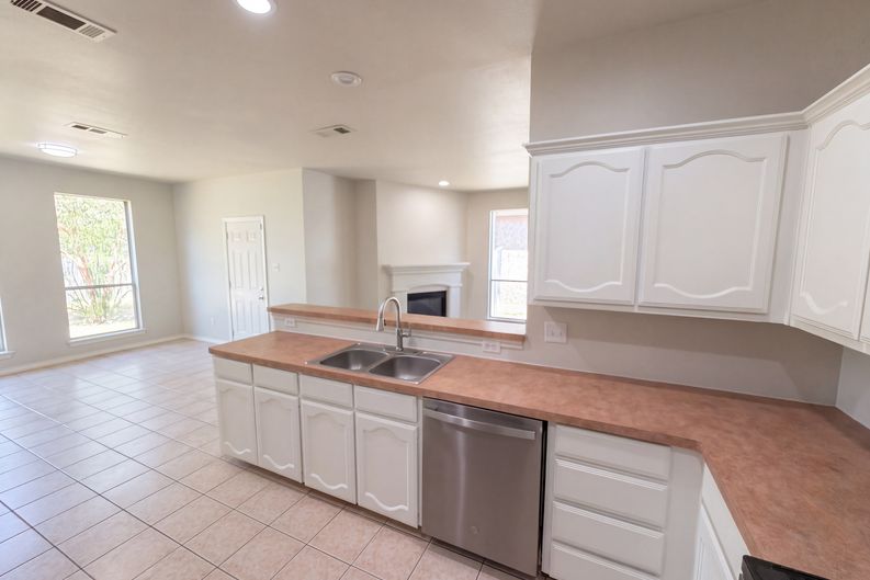 Photo 6 of 20 of 2617 Silver Hill Dr, Fort Worth, TX