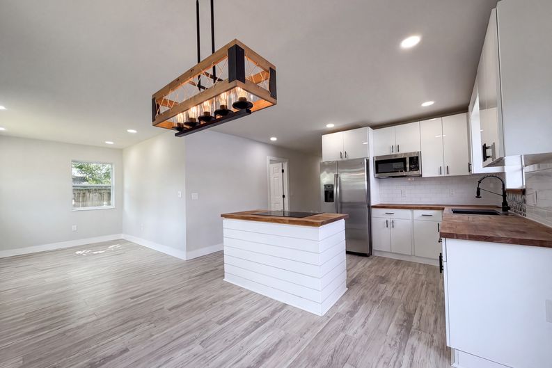 Photo 6 of 23 of 1320 NW 15th St, Homestead, FL