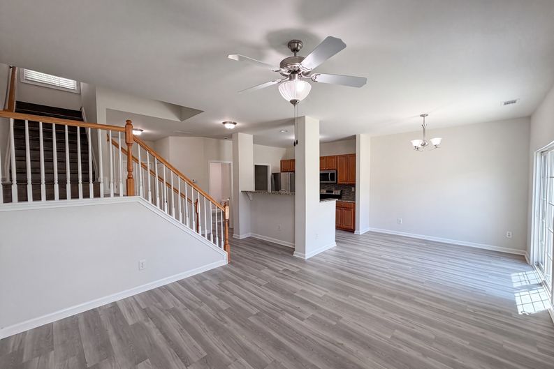 Photo 3 of 23 of 1019 Ivydale Cir, Lawrenceville, GA