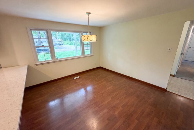 Photo 6 of 23 of 1537 W 74th Pl, Indianapolis, IN
