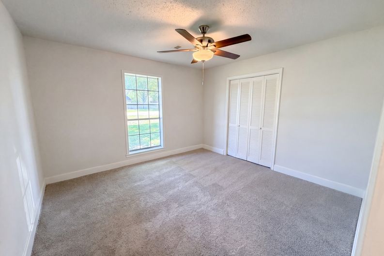 Photo 4 of 18 of 5917 Raza Rd, Pearland, TX