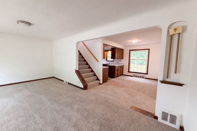 Photo 3 of 24 of 971 Learidge Rd, Cleveland, OH