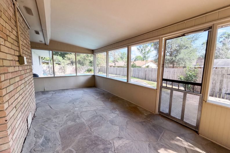 Photo 19 of 21 of 326 De Soto Dr, Universal City, TX