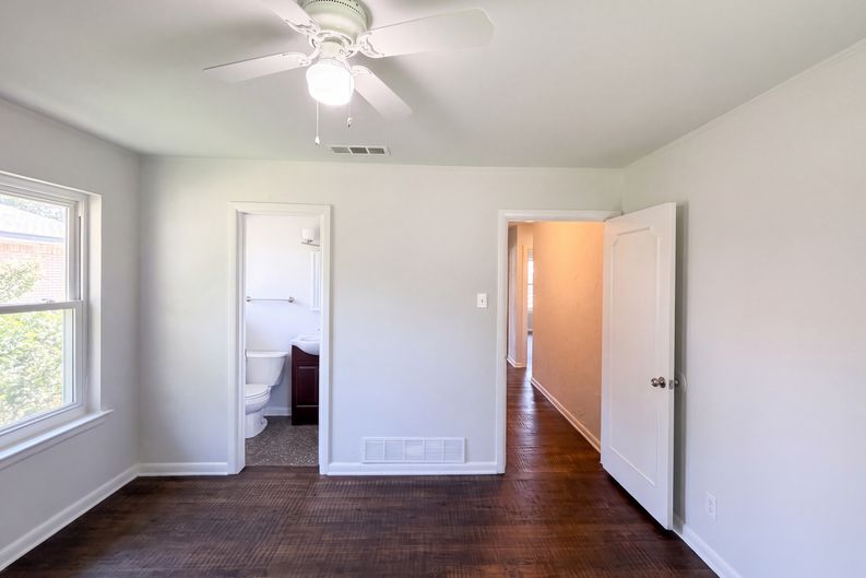 Photo 4 of 20 of 2415 Barnes Bridge Rd, Dallas, TX