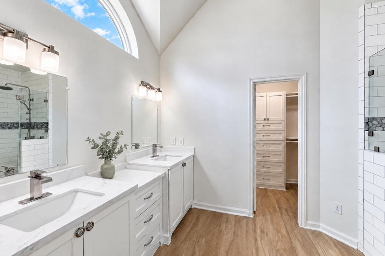 Photo 17 of 32 of 7927 High Knoll Ln, Houston, TX