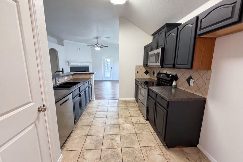Photo 6 of 17 of 1618 Hillside Dr, Waxahachie, TX