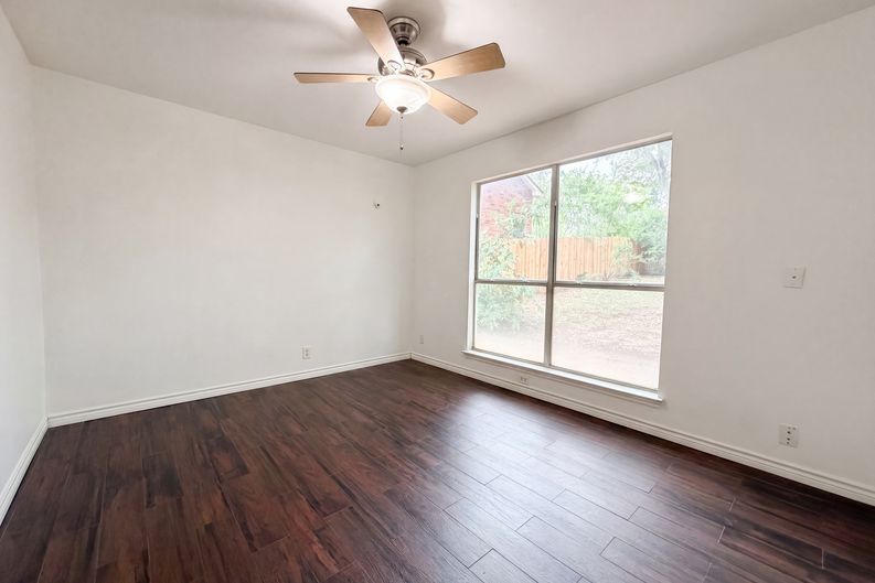 Photo 9 of 18 of 8423 Berry Knoll Dr, Universal City, TX