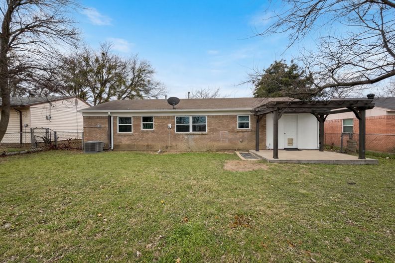 Photo 5 of 16 of 208 NW Summercrest Blvd, Burleson, TX