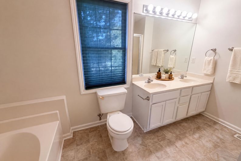 Photo 24 of 31 of 8507 Deer Path Ct, Stokesdale, NC