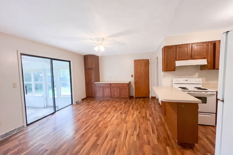 Photo 7 of 16 of 912 Hollycrest Dr, Champaign, IL