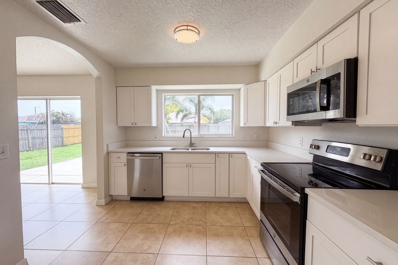 Photo 7 of 22 of 13236 Pike Lake Dr, Riverview, FL