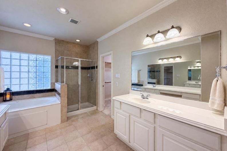Photo 11 of 21 of 2942 Royal Oaks Crst, Houston, TX