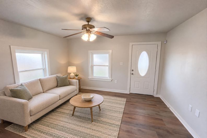 Photo 3 of 17 of 725 Kelly St, Poteet, TX