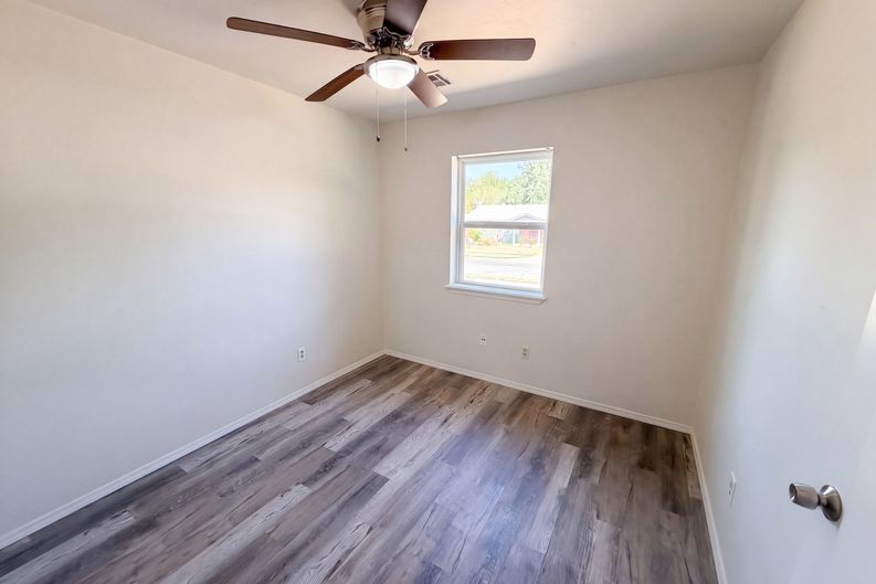 Photo 7 of 15 of 510 Holsey Dr, Noble, OK