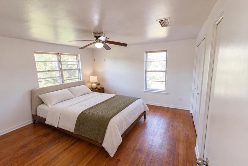 Photo 16 of 27 of 736 W Borden St, Sinton, TX