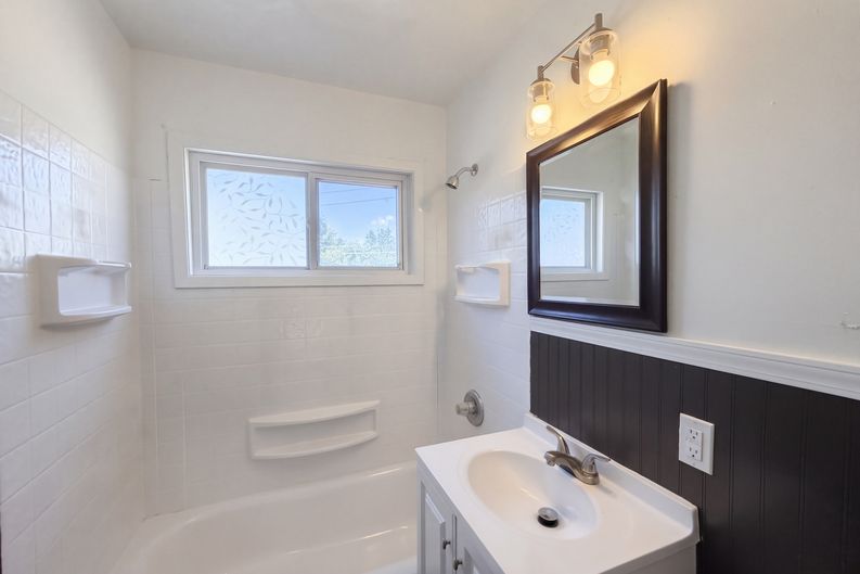 Photo 13 of 18 of 9022 Manorford Dr, Cleveland, OH