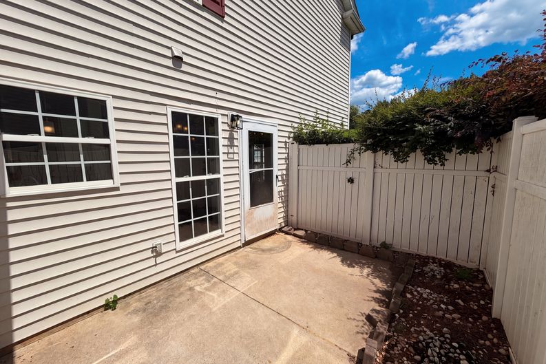 Photo 5 of 21 of 3831 Mohawk Ct, Charlotte, NC