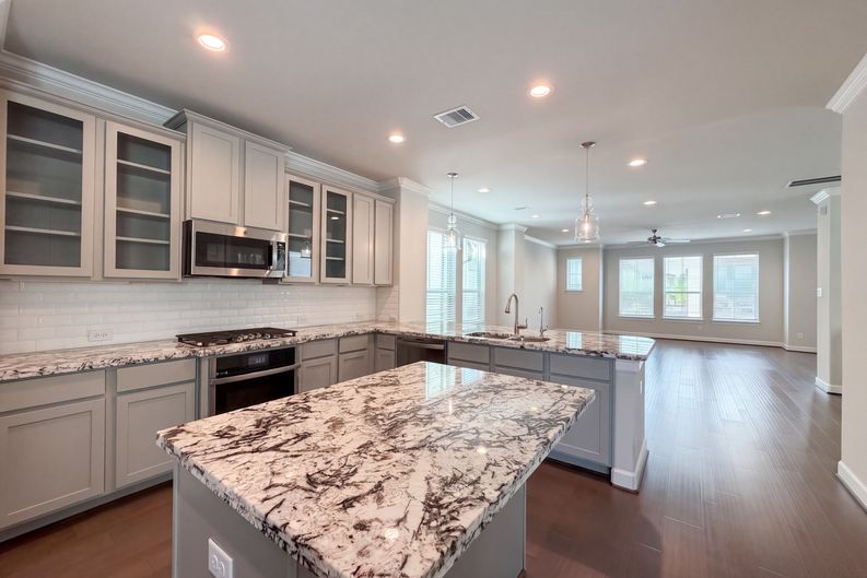 Photo 8 of 23 of 10707 Centre Forest Dr, Houston, TX