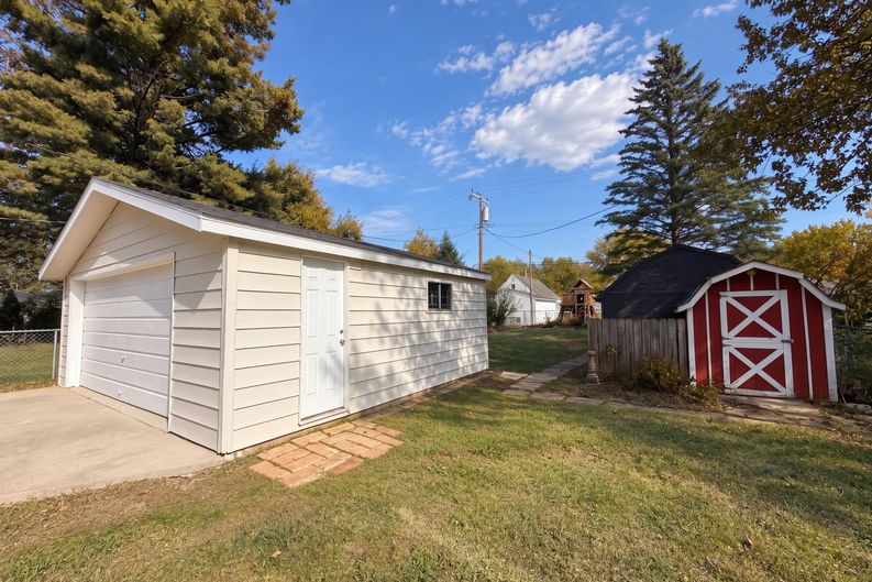 Photo 13 of 17 of 29345 Sheeks Blvd, Flat Rock, MI
