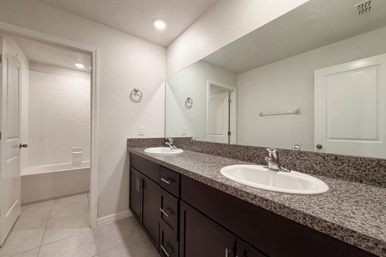 Photo 33 of 42 of 11849 Blackeyed Susan Dr, Riverview, FL