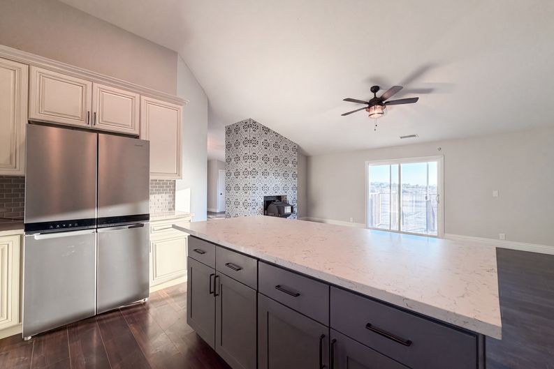 Photo 8 of 40 of 1401 60th St W, Rosamond, CA